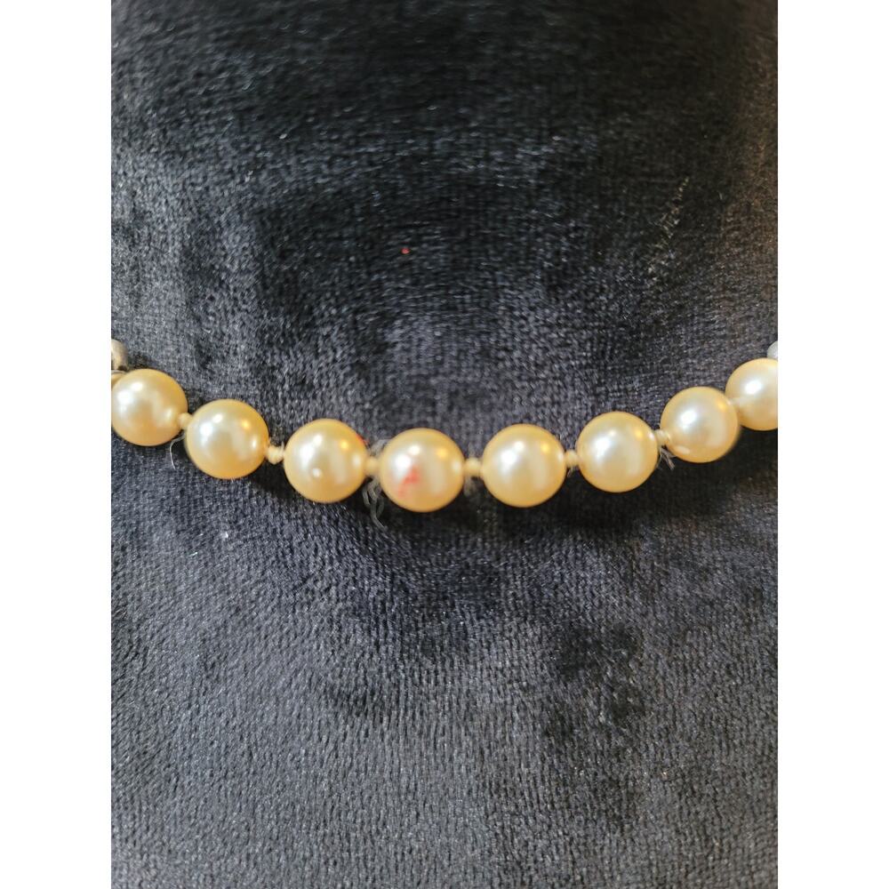 Women's Cream Pearl Beaded Necklace With Antique Silver Crown Shaped Lock - Picture 3 of 6